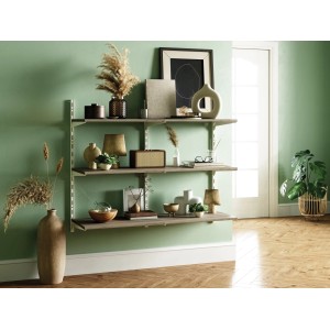 Regalsystem mit weißer Metall-Wandschiene (2-reihig, 100 cm) und Regalböden an grüner Wand.