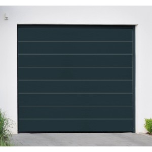 Anthrazitfarbenes Garagentor IsoMatic 250x212,5 cm mit Antrieb und horizontaler Sickenstruktur.