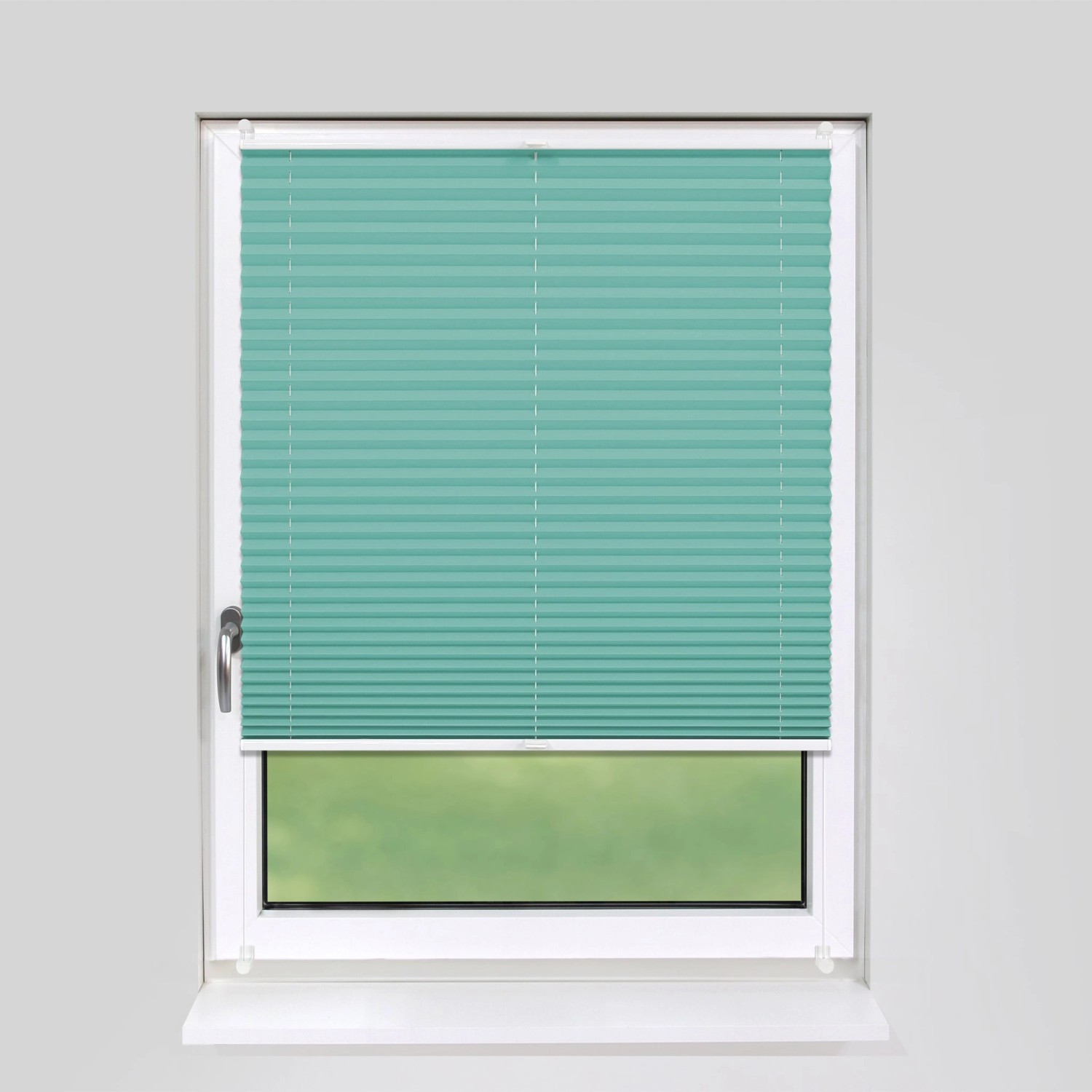 Türkisfarbenes Plissee 95x210 cm, blickdicht, ohne Bohren am Fensterrahmen montiert.