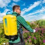 Mann nutzt Gloria Akku-Rückensprüher Pro 1200 li-on zur Gartenarbeit.