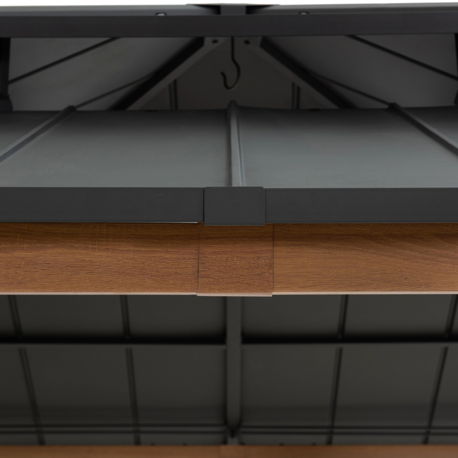 Detailaufnahme des anthrazitfarbenen Sunjoy Gazebo Pasu Stahl Pavillons (300x300 cm) mit Stahldach und Holzmaserung.