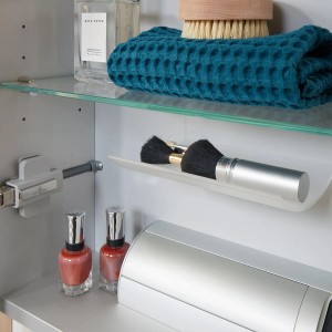 Innenansicht Villeroy & Boch Spiegelschrank My View 14 mit Glasablage, Kosmetik und LED-Beleuchtung.