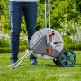 Gardena Aqua Roll M Schlauchwagen Set mit 30m Schlauch und Zubehör auf Rasen.