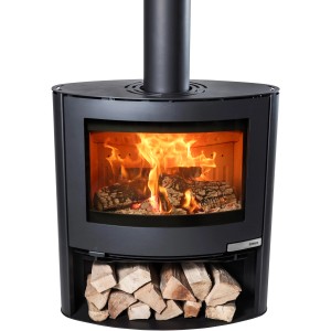 Schwarzer Aduro 15.2 Kaminofen aus Stahl (6,5 kW) mit Holzscheiten und brennendem Feuer.