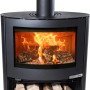 Schwarzer Aduro 15.2 Kaminofen aus Stahl (6,5 kW) mit Holzscheiten und brennendem Feuer.
