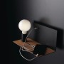 Moderne LUCE Design Wandleuchte Flash mit USB-Anschluss und Ablage in Naturholzoptik.