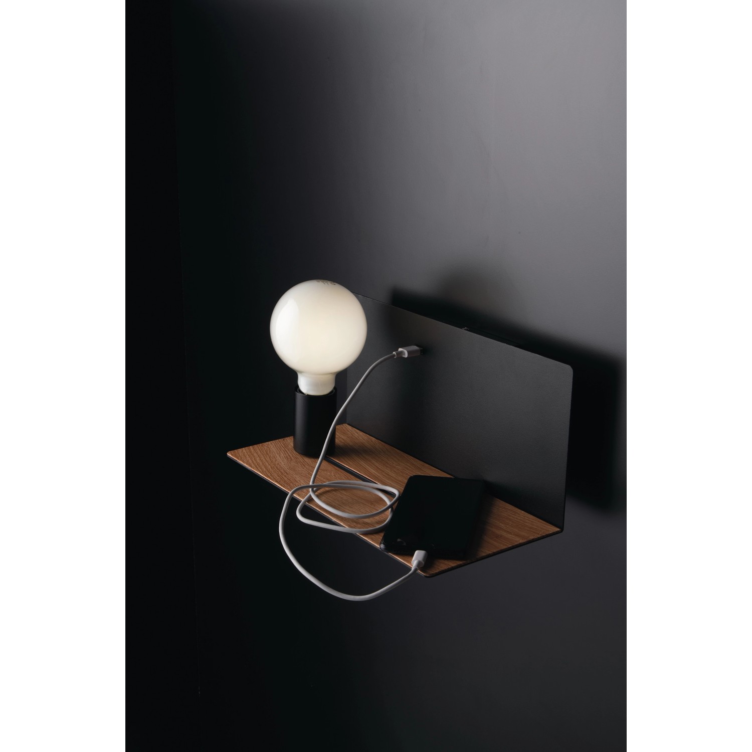 Moderne LUCE Design Wandleuchte Flash mit USB-Anschluss und Ablage in Naturholzoptik.