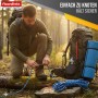 Mann knotet blau-gelbes Floordirekt Polypropylen Seil im Wald. Reißfestes Universal Seil, 22mm x 100m.