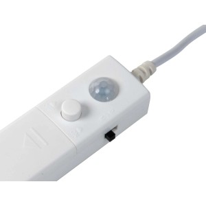Detailaufnahme: Weißes LED-Flexband mit Sensor und Schalter.
