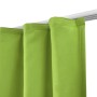 Nahaufnahme eines grünen Beautissu Thermo-Vorhangs mit Kräuselband an weißer Stange. Dicker Fenstervorhang.