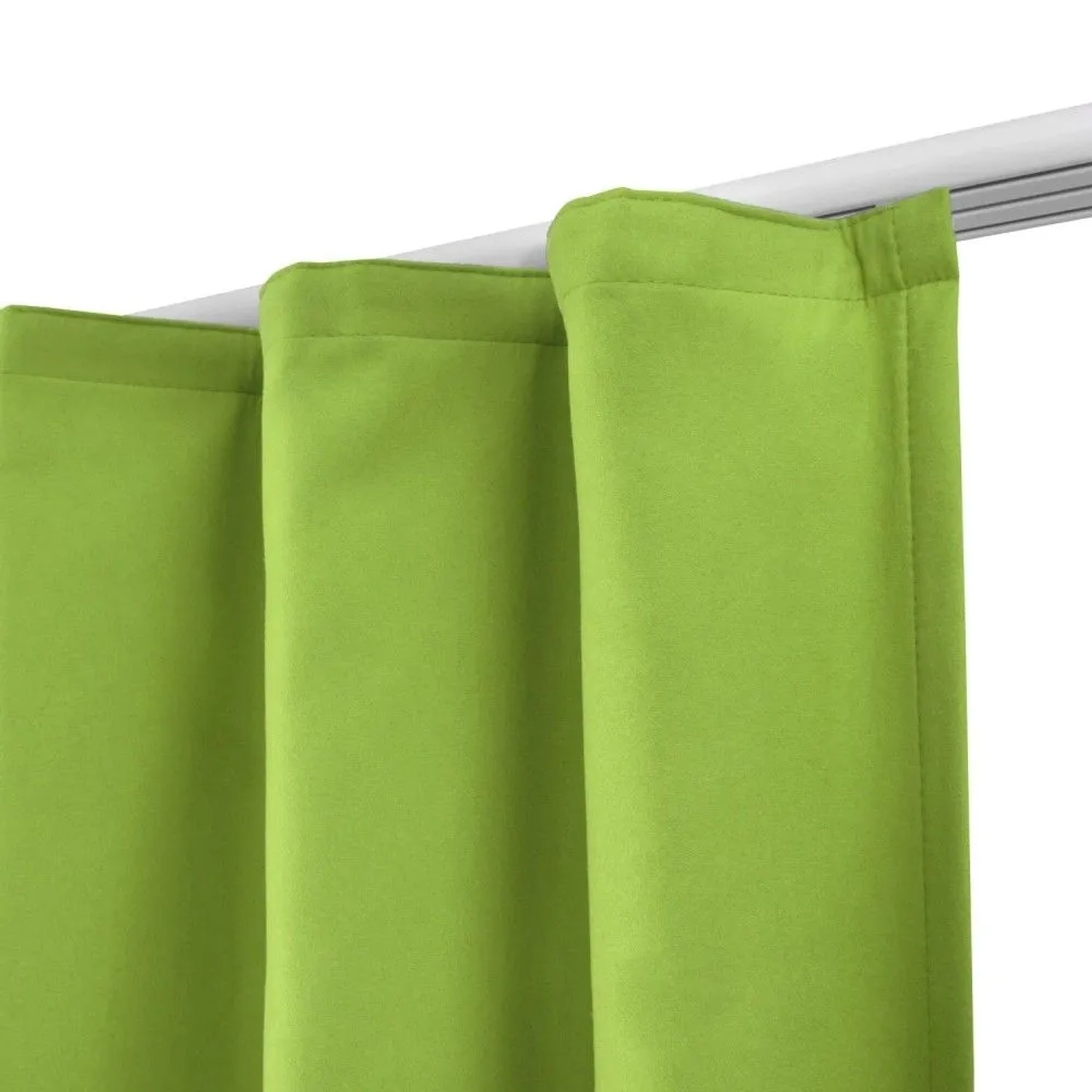 Nahaufnahme eines grünen Beautissu Thermo-Vorhangs mit Kräuselband an weißer Stange. Dicker Fenstervorhang.
