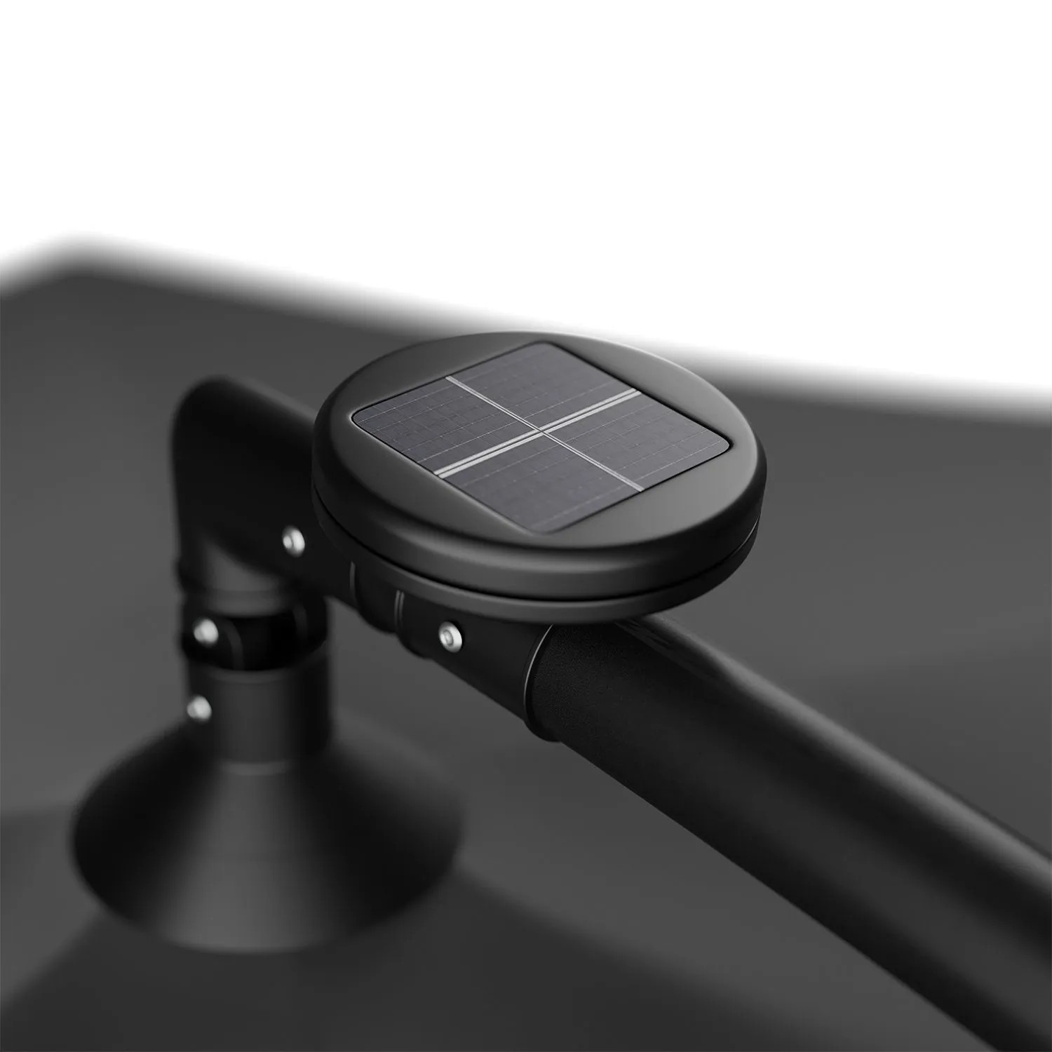 Detailaufnahme des Solarpanels am dunkelgrauen Juskys Ampelschirm Brazil.