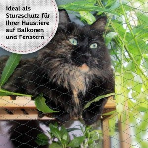 Grünes Sicherheitsnetz als Sturzschutz für Katzen auf Balkon oder Fenster. Eine Katze mit grünen Augen blickt durch.