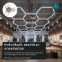 Modulare LUXULA Hexagon LED Deckenleuchte in Weiß, kaltweißes Licht, als Werkstatt- oder Garagenlampe. Zeigt Y-Verbinder.