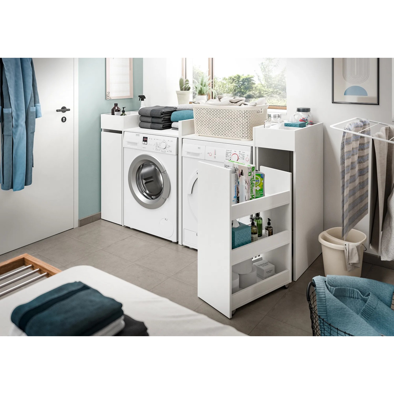 Weißes Anstellregal Free mit Schubkasten im Badezimmer, 101x29x60 cm. Badregal für mehr Stauraum.
