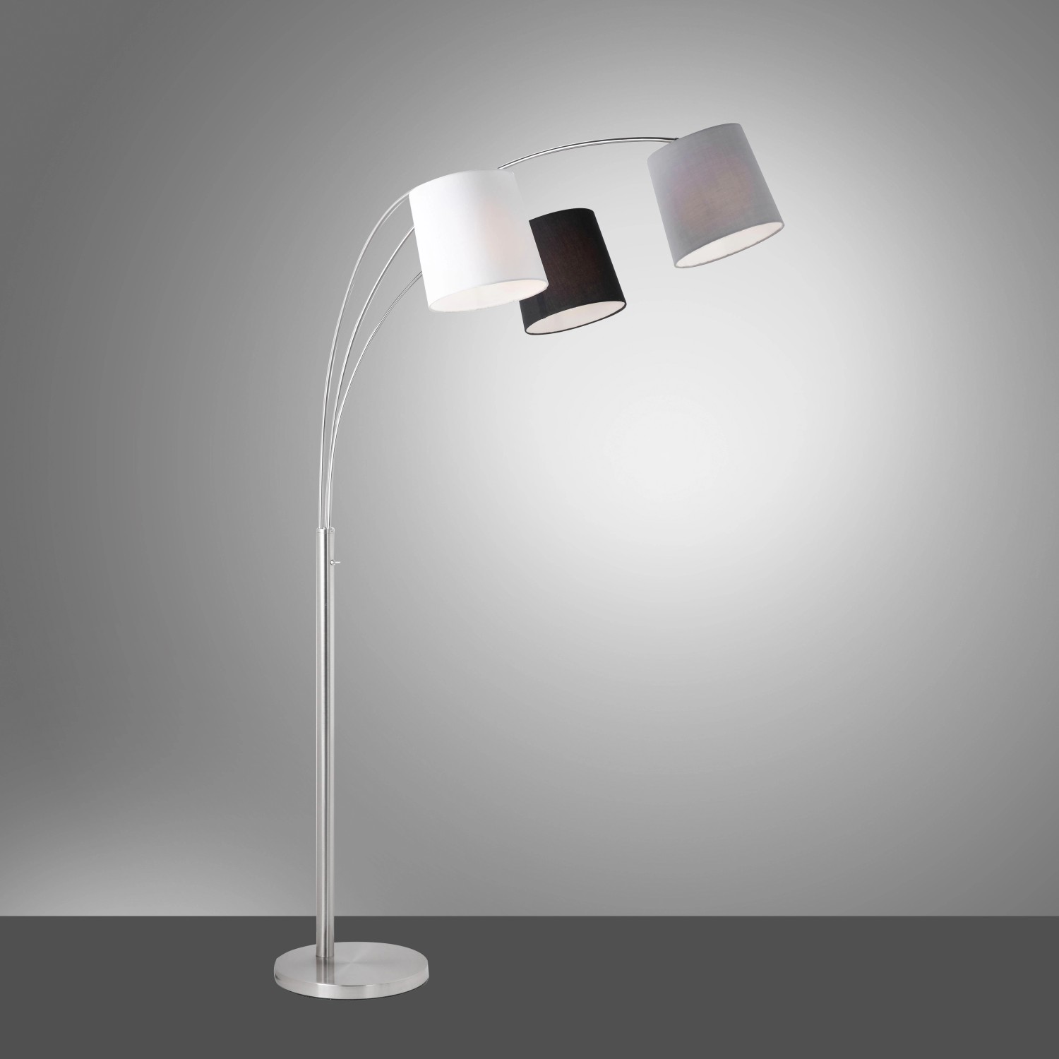 Just Light Melvin LED-Stehleuchte, 3-flammig mit Stoffschirmen in Grau, Schwarz und Weiß.