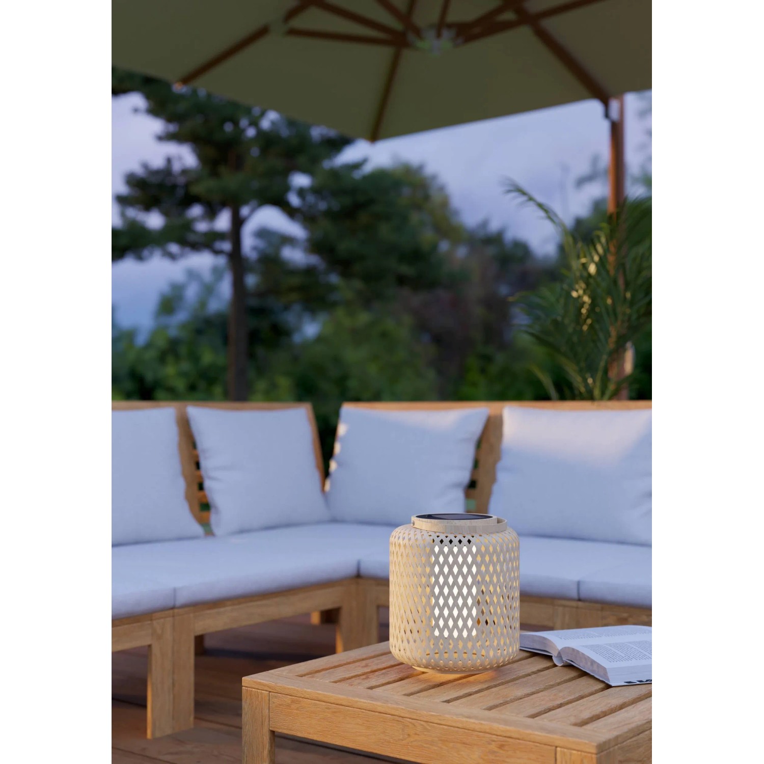 Braune Eglo LED Solar Laterne Marliano (24 cm) auf Gartentisch. Dekorative Außenbeleuchtung.