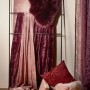 Rosa-Bordeauxfarbene Fleece-Decke (150x200 cm) und passende Kissen und Deko-Elemente im Boudoirstil.