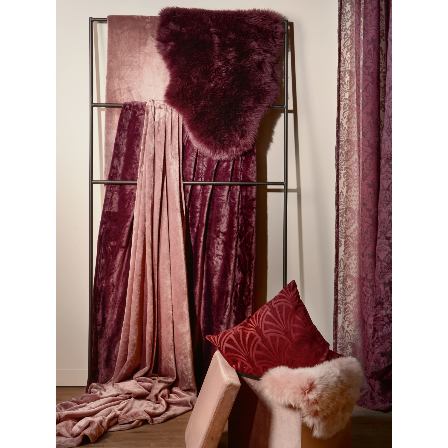 Rosa-Bordeauxfarbene Fleece-Decke (150x200 cm) und passende Kissen und Deko-Elemente im Boudoirstil.