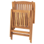 Zusammengeklappter, heller Holzfarbton Gartenstuhl Beliani, ideal zur platzsparenden Aufbewahrung.