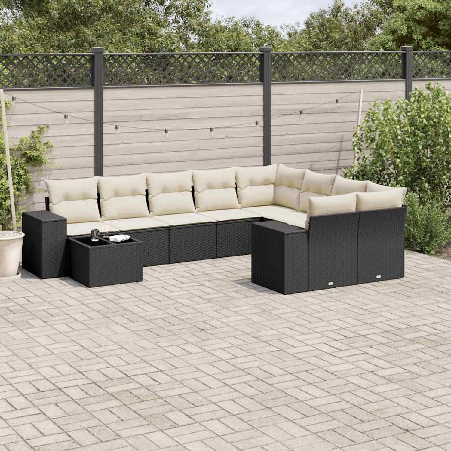 Schwarze 10-tlg. vidaXL Garten-Sofagarnitur aus Poly Rattan mit cremefarbenen Kissen.