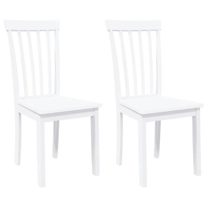 Zwei weiße Esszimmerstühle aus massivem Gummibaumholz mit Lattenrückenlehne im klassischen Design.