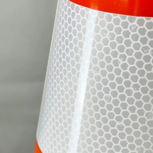 Detailaufnahme: Oranger Leitkegel mit reflektierendem Streifen (Typ RA1c) aus dem 4er Set.