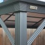 Detailansicht des anthrazitfarbenen Sojag Aluminium-Pavillons Verona mit robusten Pfosten.