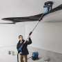 Bosch Professional GTR 55-225 Trockenbauschleifer im Einsatz an einer Decke, mit Staubsauger.