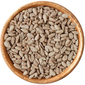 Geschälte Sonnenblumenkerne in Holzschale, Wildvogelfutter.