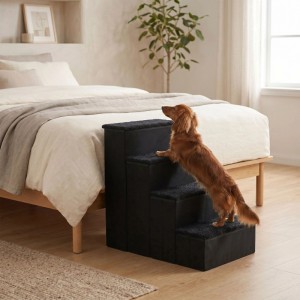 Schwarze faltbare Hundetreppe aus MDF/Polyester mit 4 Stufen. Ein Hund nutzt die Aufstiegshilfe zum Bett.