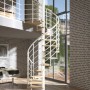 Weiße Dolle Spindeltreppe Oslo mit Eiche-Stufen in modernem Wohnraum.