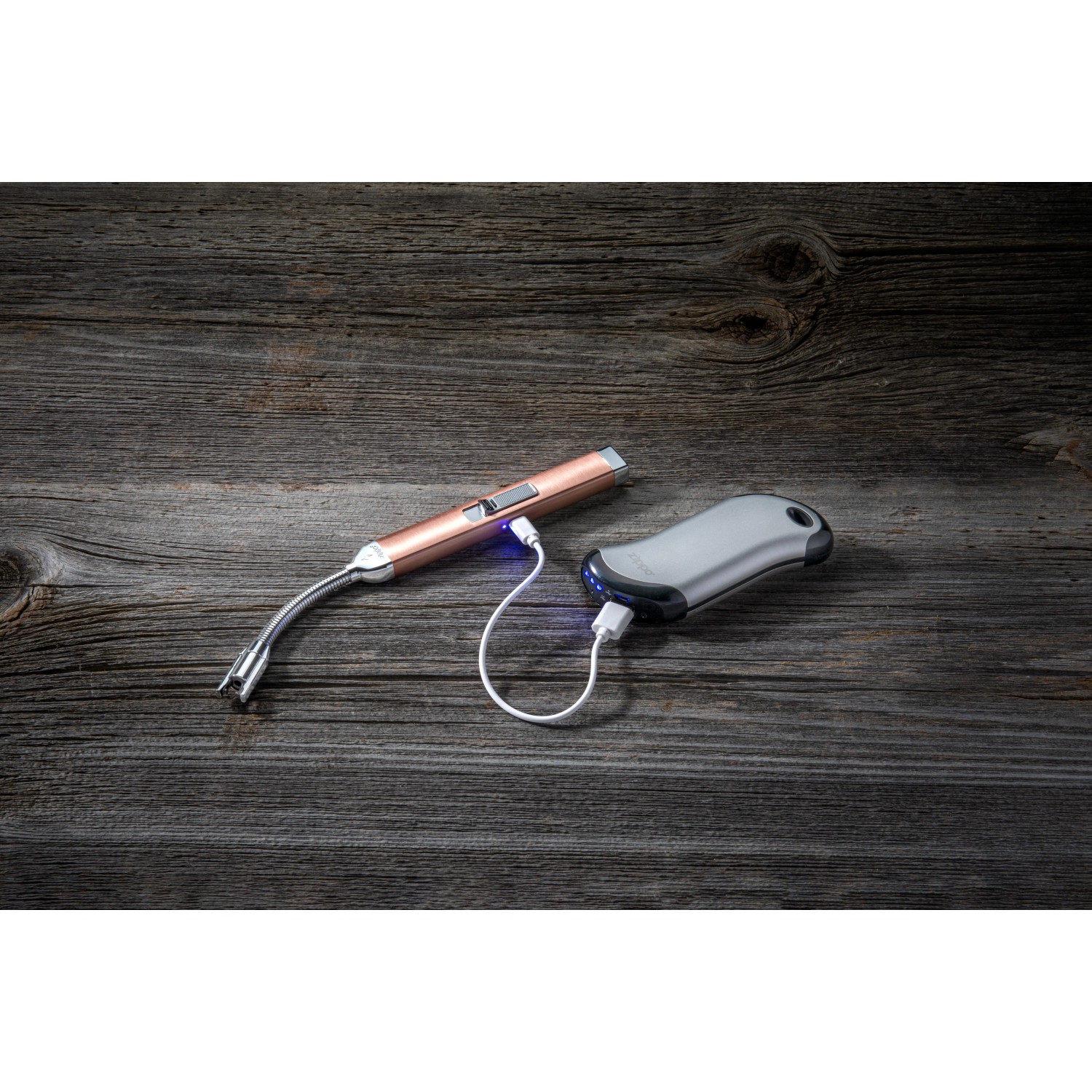 Zippo Kerzenfeuerzeug Rose Gold mit Schwanenhals beim Aufladen.