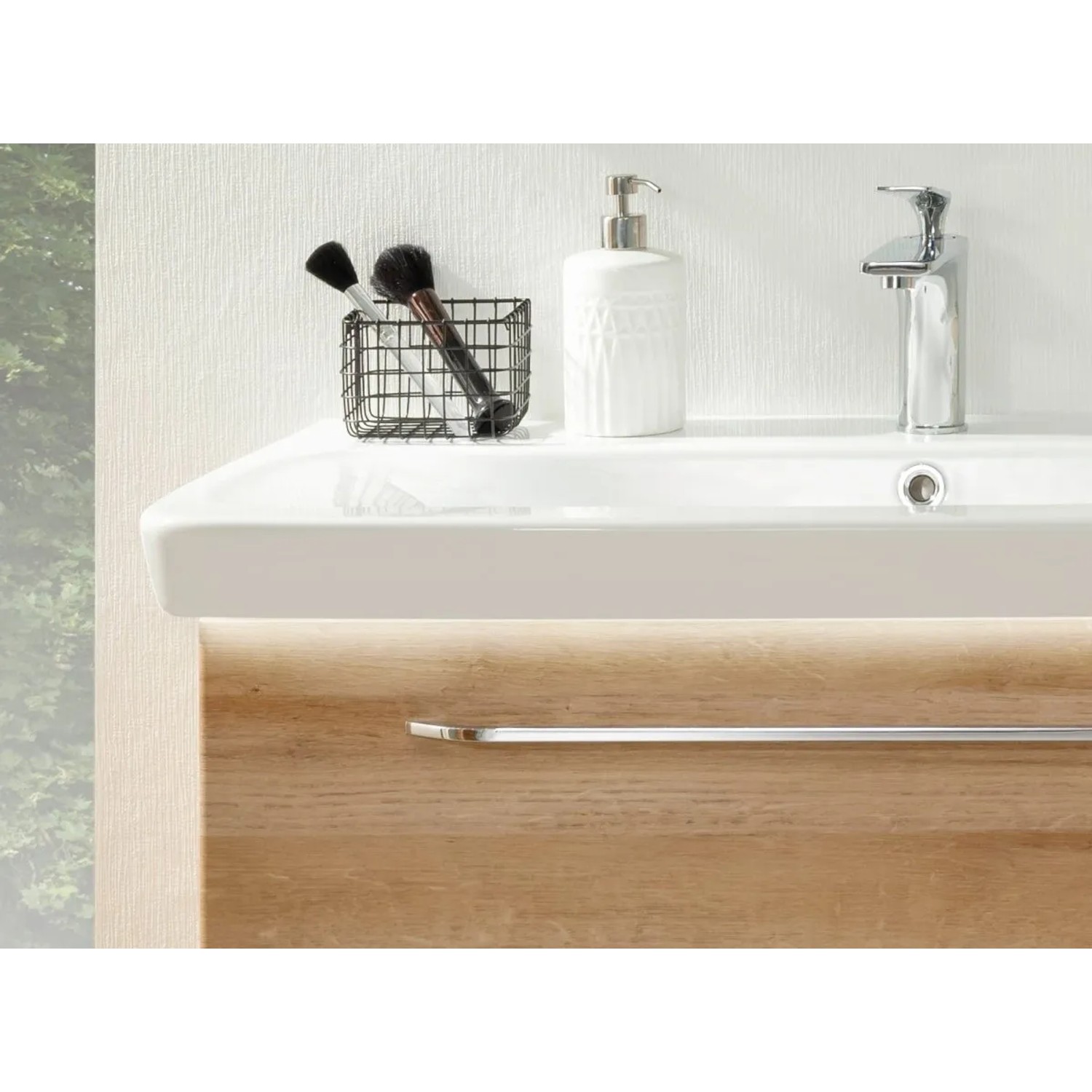 Fackelmann ConturaLight LED-Waschbeckenbeleuchtung (90 cm) unter einem Waschbecken mit Holzdekor.