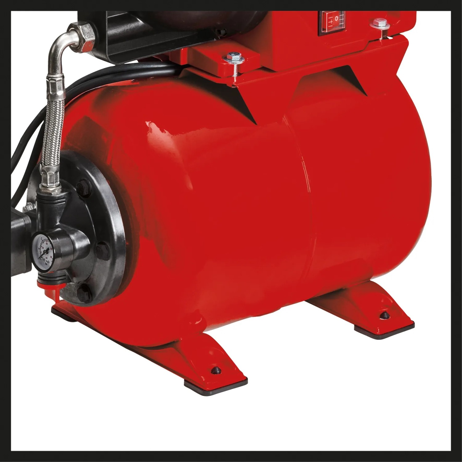 Einhell Hauswasserwerk GC-WW 1045 N: Rotes Hauswasserwerk mit Manometer und 20-Liter-Tank.