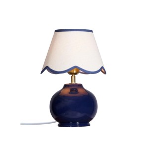 Blaue PR Home Nell Tischleuchte mit beigem Schirm für Innenräume.