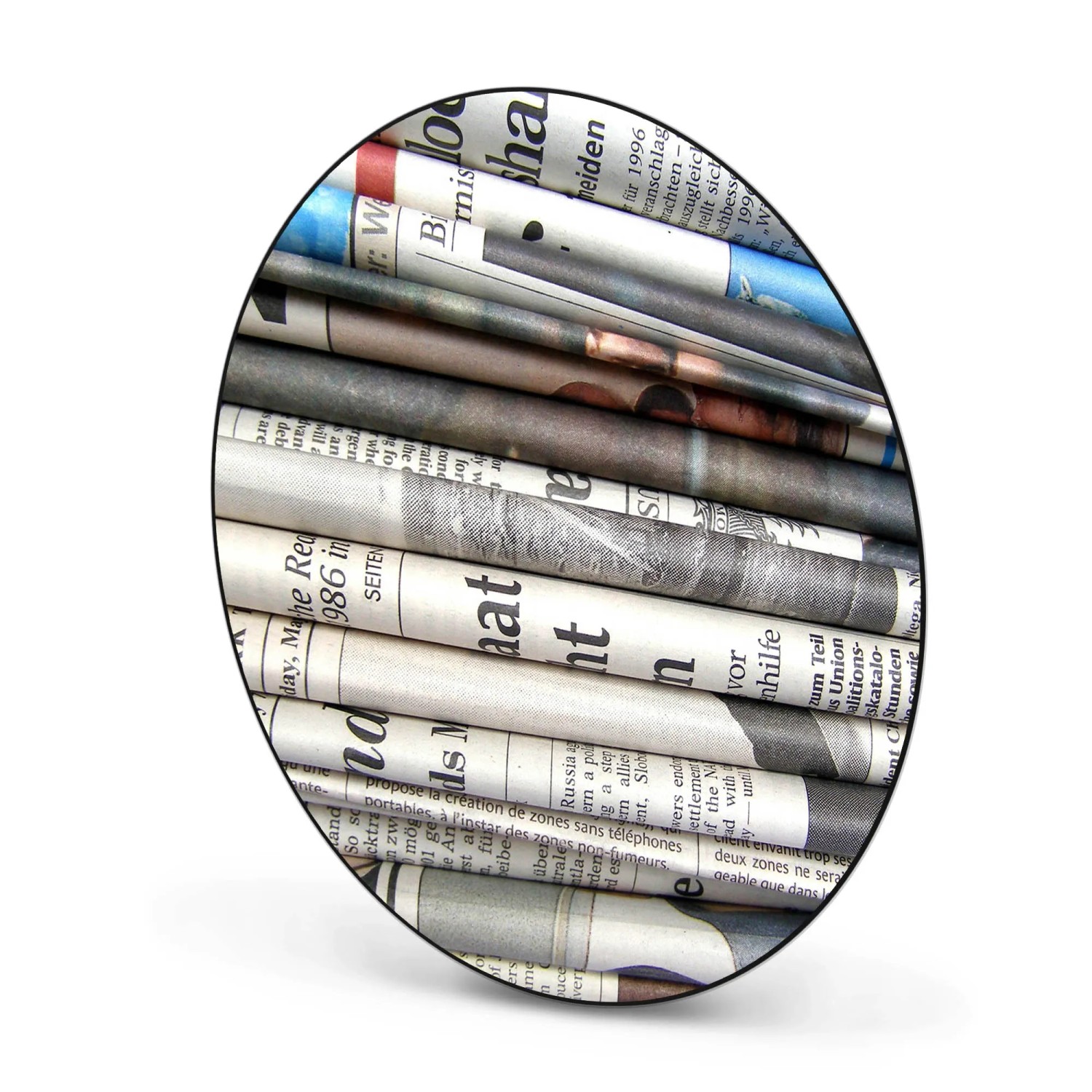 Runde, schwarze Magnettafel (47cm) mit Zeitungsmotiv als Wanddekoration.