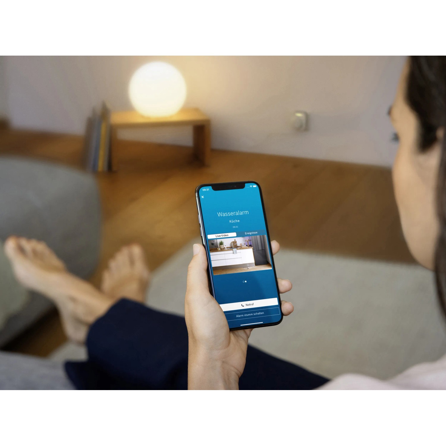 Person steuert Bosch Smart Home Wassermelder BWA-1 per Smartphone App.