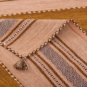 Detailansicht des handgewebten Kelim Teppichs Navarro in Braun/Natur (170x240cm) mit geometrischen Mustern.