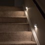 Mr.Beams Batterieleuchte MB710 als Nachtlicht an Treppe, batteriebetrieben.