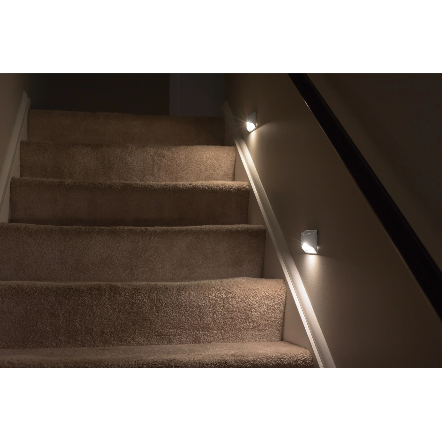 Mr.Beams Batterieleuchte MB710 als Nachtlicht an Treppe, batteriebetrieben.