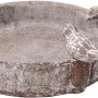 Graue Vogeltränke im Pool-Design mit zwei Deko-Vögeln am Rand.