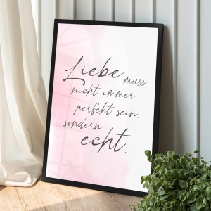Gerahmtes Poster mit rosa Farbverlauf und Spruch "Liebe echt" im schwarzen Rahmen, 40x60 cm.