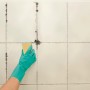 Hand mit LUX Nitril-Handschuh Gr. 8 reinigt Fliesen mit Schwamm.