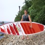 Bestway Hydro-Force SUP Fast Touring Board-Set mit Paddel und Person am Ufer.