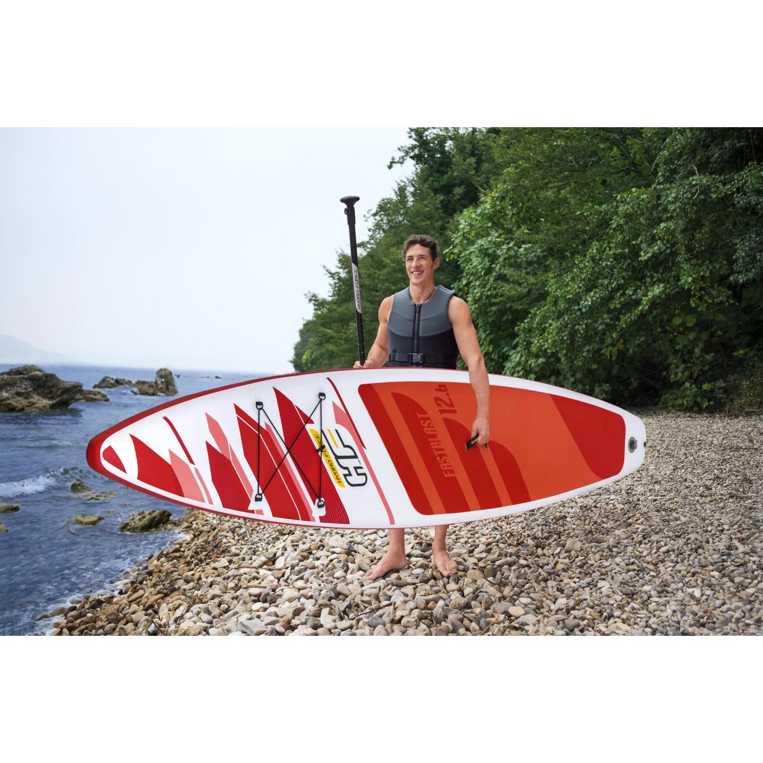 Bestway Hydro-Force SUP Fast Touring Board-Set mit Paddel und Person am Ufer.