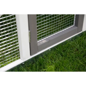 Detailansicht des Kleintierstalls Freetime Luke mit Metallrahmen und Gittertür.