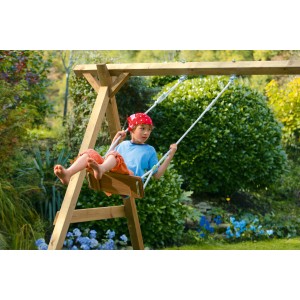 Kind schaukelt auf Winnetoo Holz Schaukelsitz im Garten. Zubehör für Gartenspielgeräte.