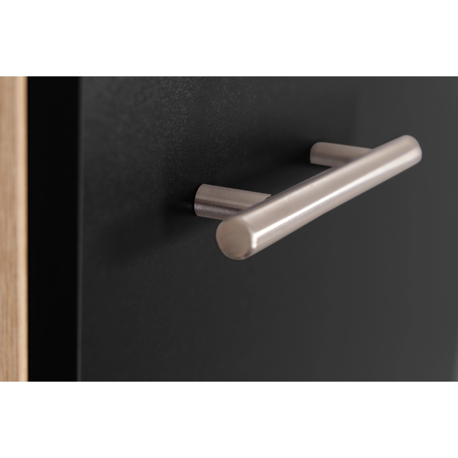 Detailaufnahme: Schwarzer Respekta Kühlschrankumbau mit Metallgriff. Kategorie: Herdumbauschränke.