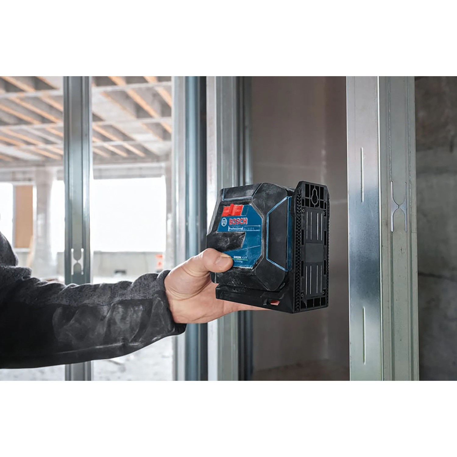 Bosch Professional GLL 20-22 G Linienlaser mit Halterung im Einsatz.